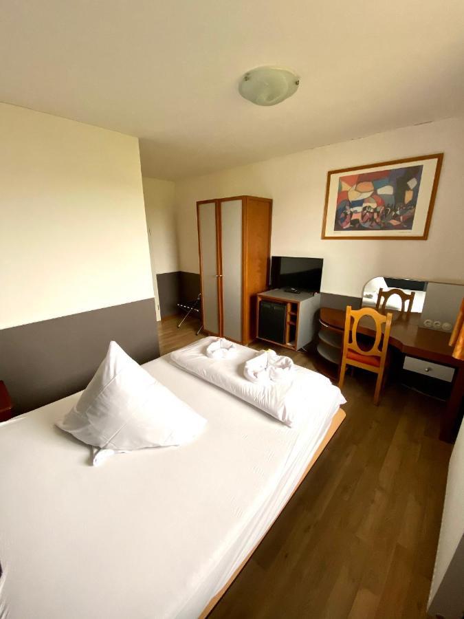 Hotel Castellana Lessien Exterior foto